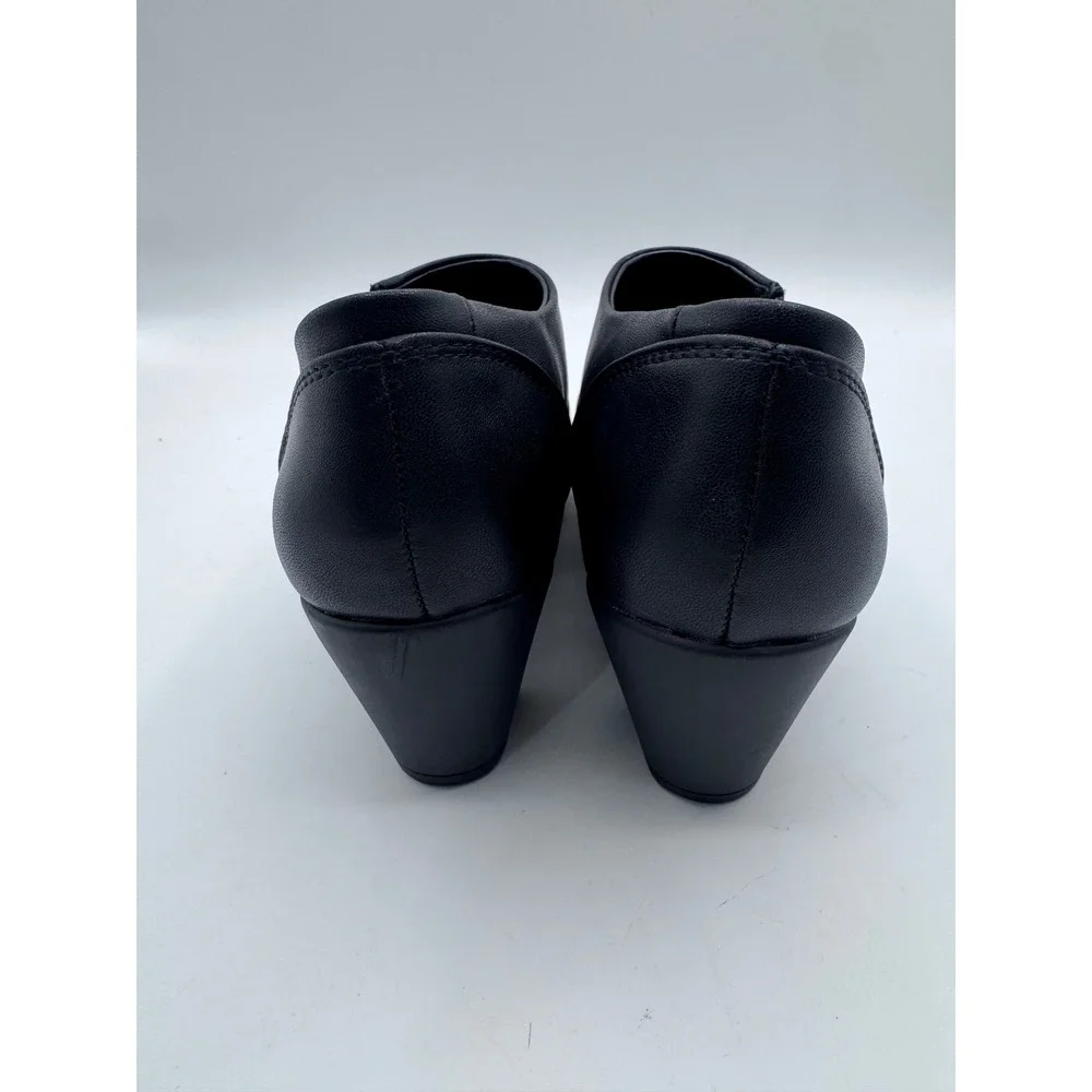 Black Rivet features upper fit